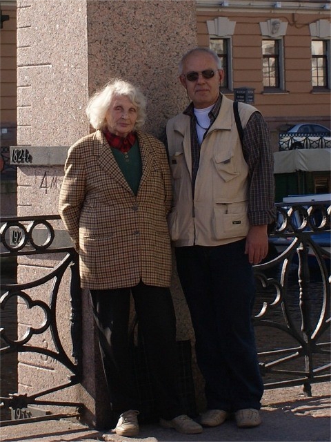 Абориген и художник Эльвина Александровна и гномоник Александр Болдырев на фоне водомерного столба