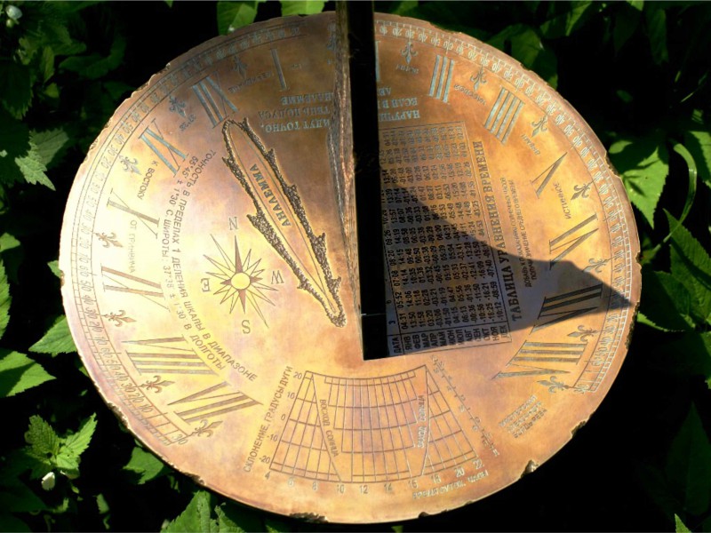 Показать солнечные часы. Скафис -- солнечные часы древних. Гномоны в древнем Египте. Солнечные часы Джованни Кассини. Древние солнечные часы гномон.